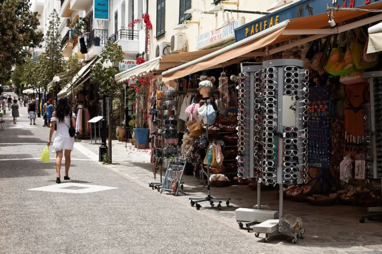 Ένας γραφικός πλακόστρωτος εμπορικός δρόμος με τουριστικά καταστήματα με σουβενίρ και τοπικά μαγαζιά στον Άγιο Νικόλαο Κρήτης.