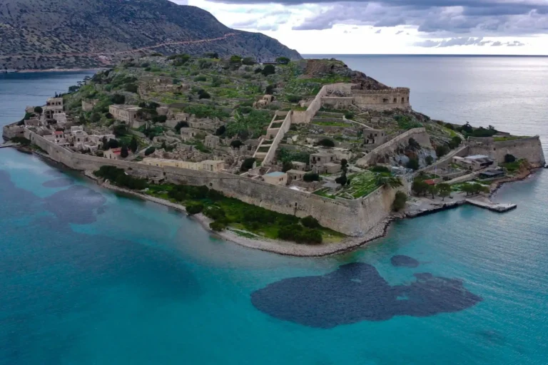 Το ιστορικό νησάκι της Σπιναλόγκας με το ενετικό του φρούριο, περιβαλλόμενο από τα ήρεμα καταγάλανα νερά του Κόλπου της Ελούντας στην Κρήτη.
